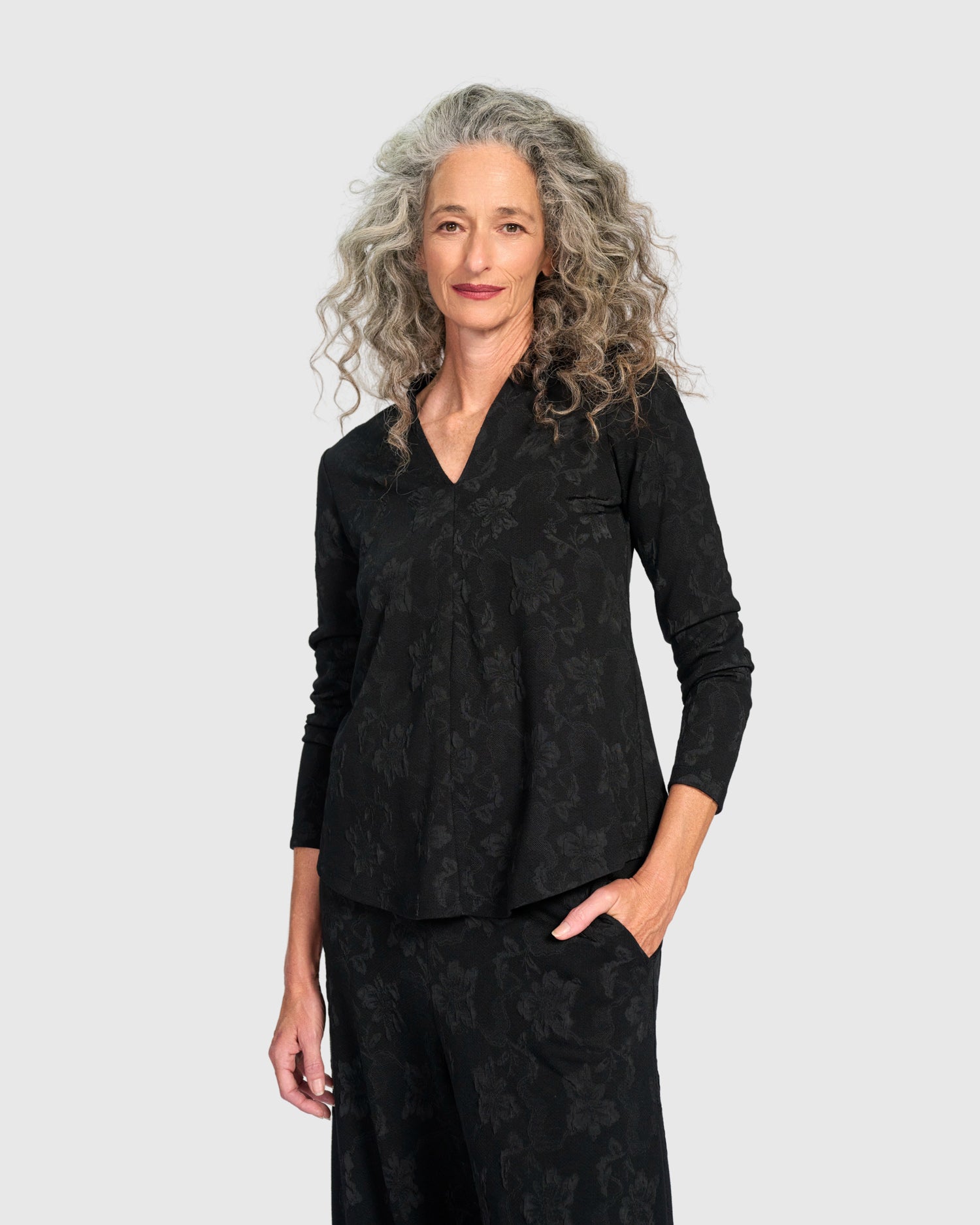 alembika-keepsake-v-neck-top-black-flora-langarmshirt-mit-floral image 4