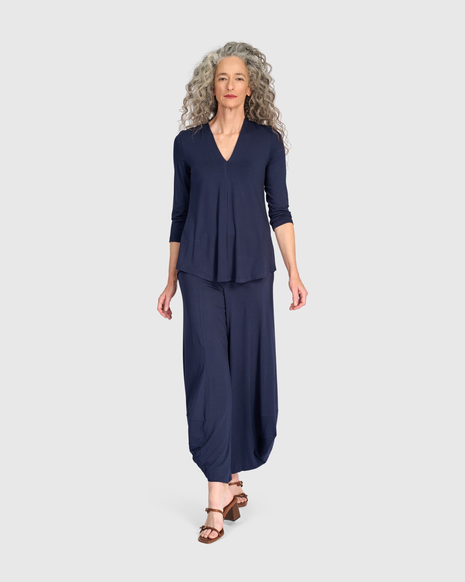 alembika-essential-v-neck-top-damen-navy image 4