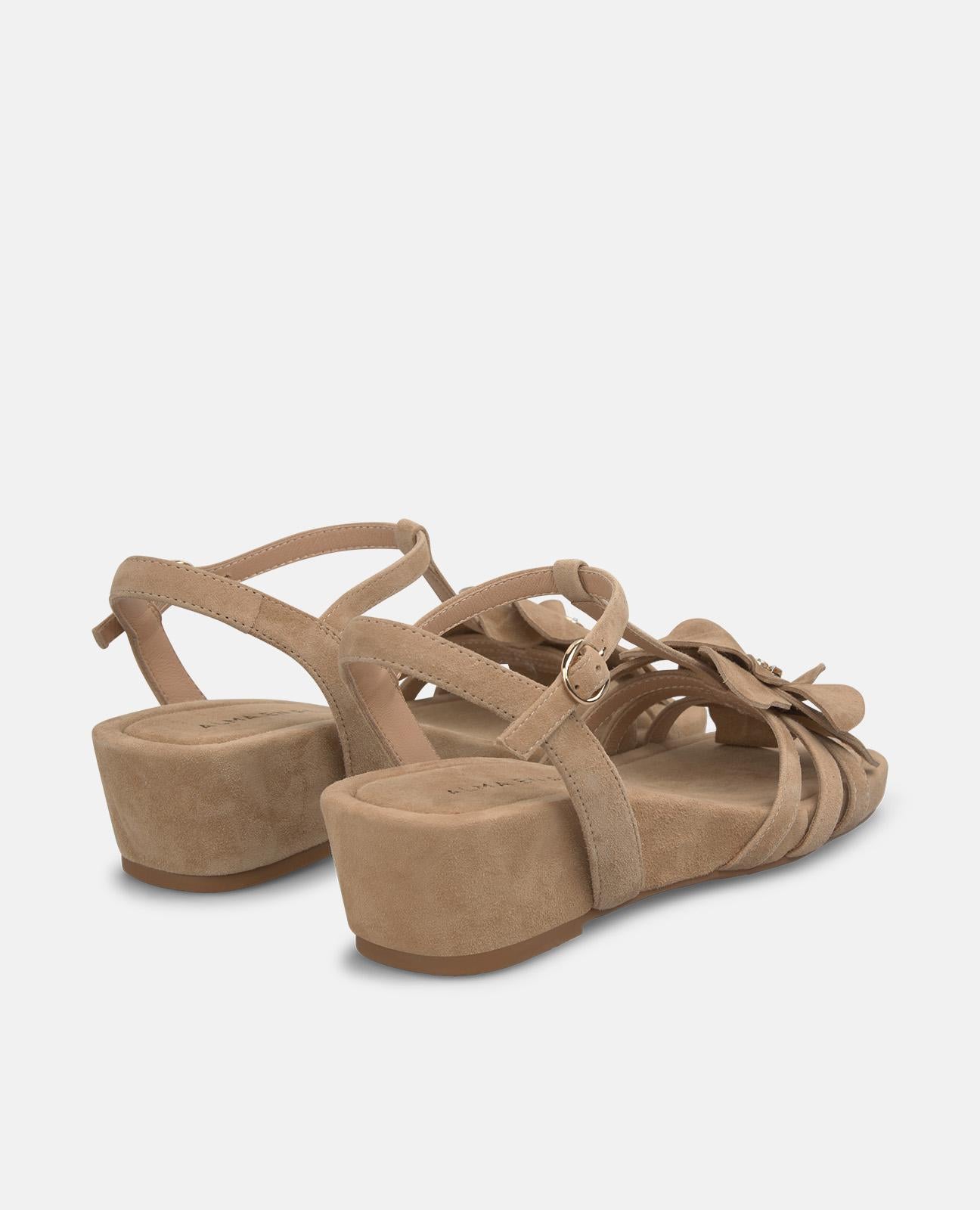 alma-en-pena-keilsandalen-mit-blumen-detail-sandfarbene-wedges-mit-plateau image 3