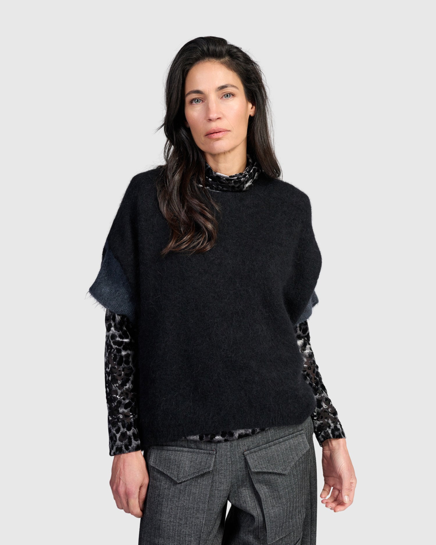 alembika-shrouded-sweater-damen-pullover-black-graphite image 3