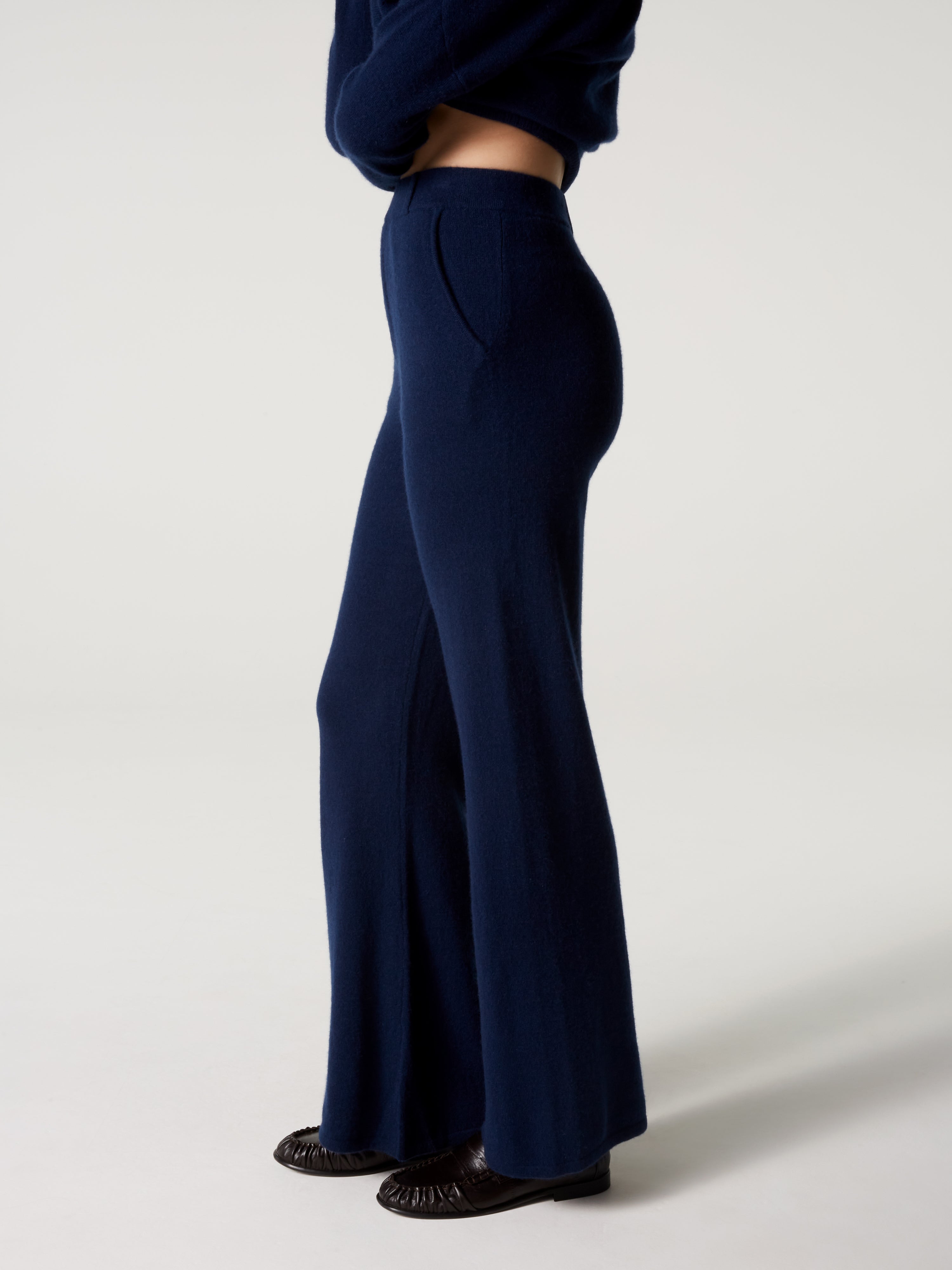 absolut-pantalon-anneli-damen-kaschmirhose-navy-ausgestellt image 3