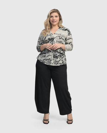 alembika-flirty-signature-v-neck-top-damen-script-muster image 7