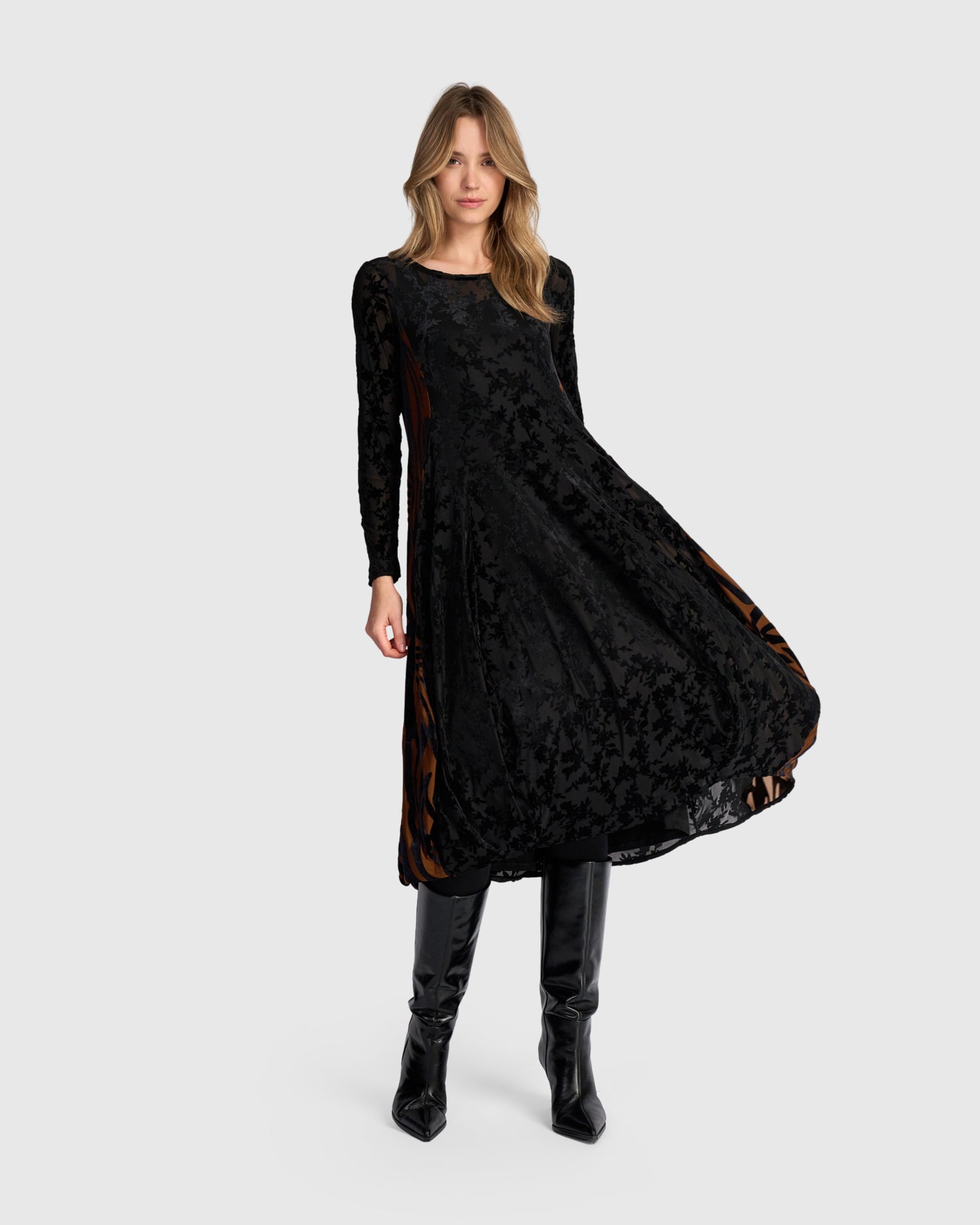 alembika-seraphine-crew-cocoon-kleid-black-cognac image 6