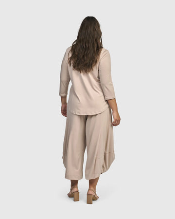 alembika-essential-v-neck-top-champagne-figurumspielendes-basis-shirt image 7