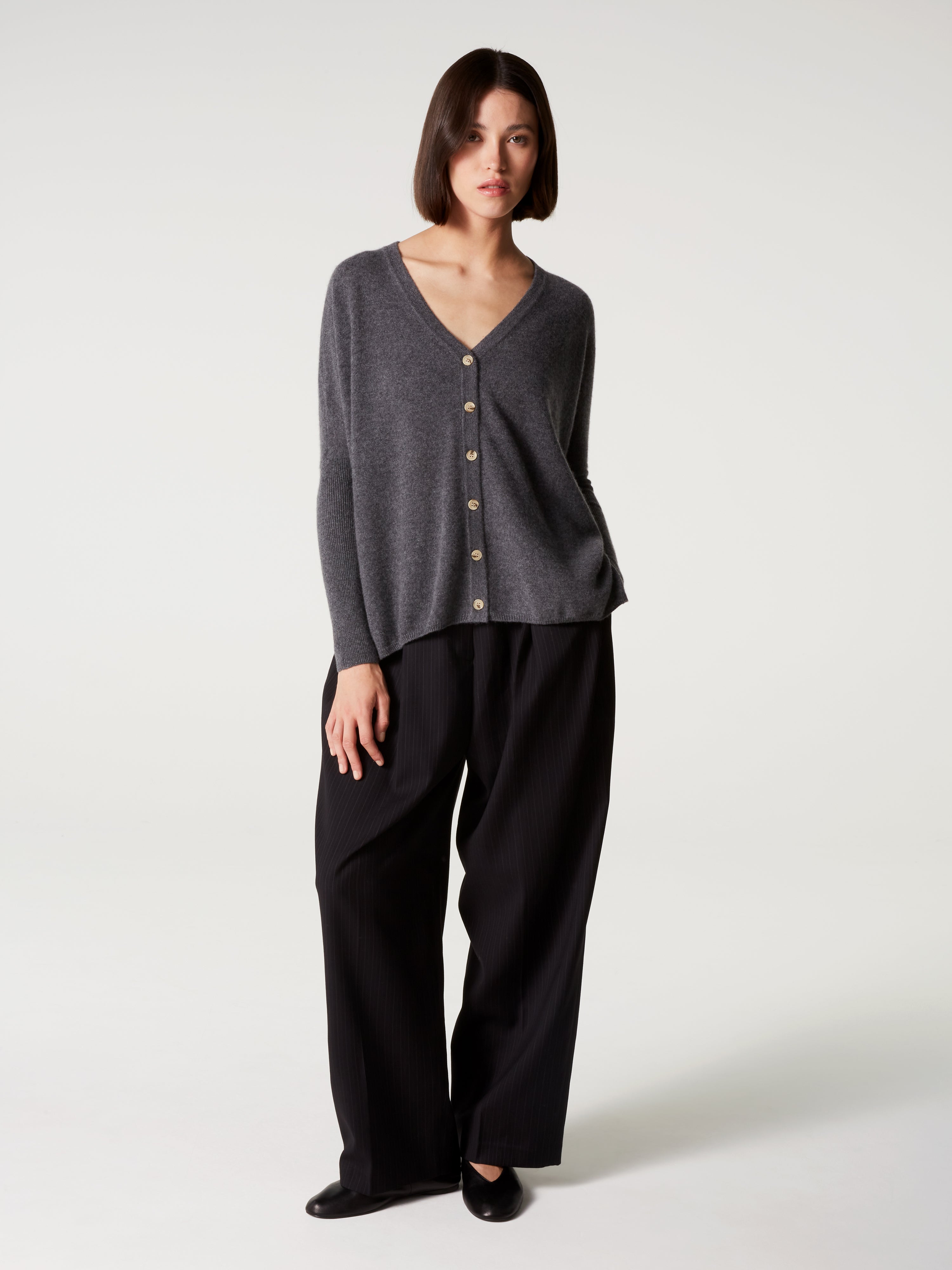 absolut-alison-cardigan-poncho-kaschmir-damen-grau-knopfleiste image 1