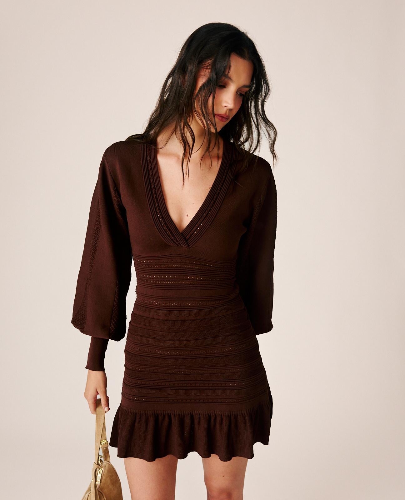 alma-en-pena-strick-minikleid-mit-lochmuster-und-wickel-v-ausschnitt-in-braun image 4