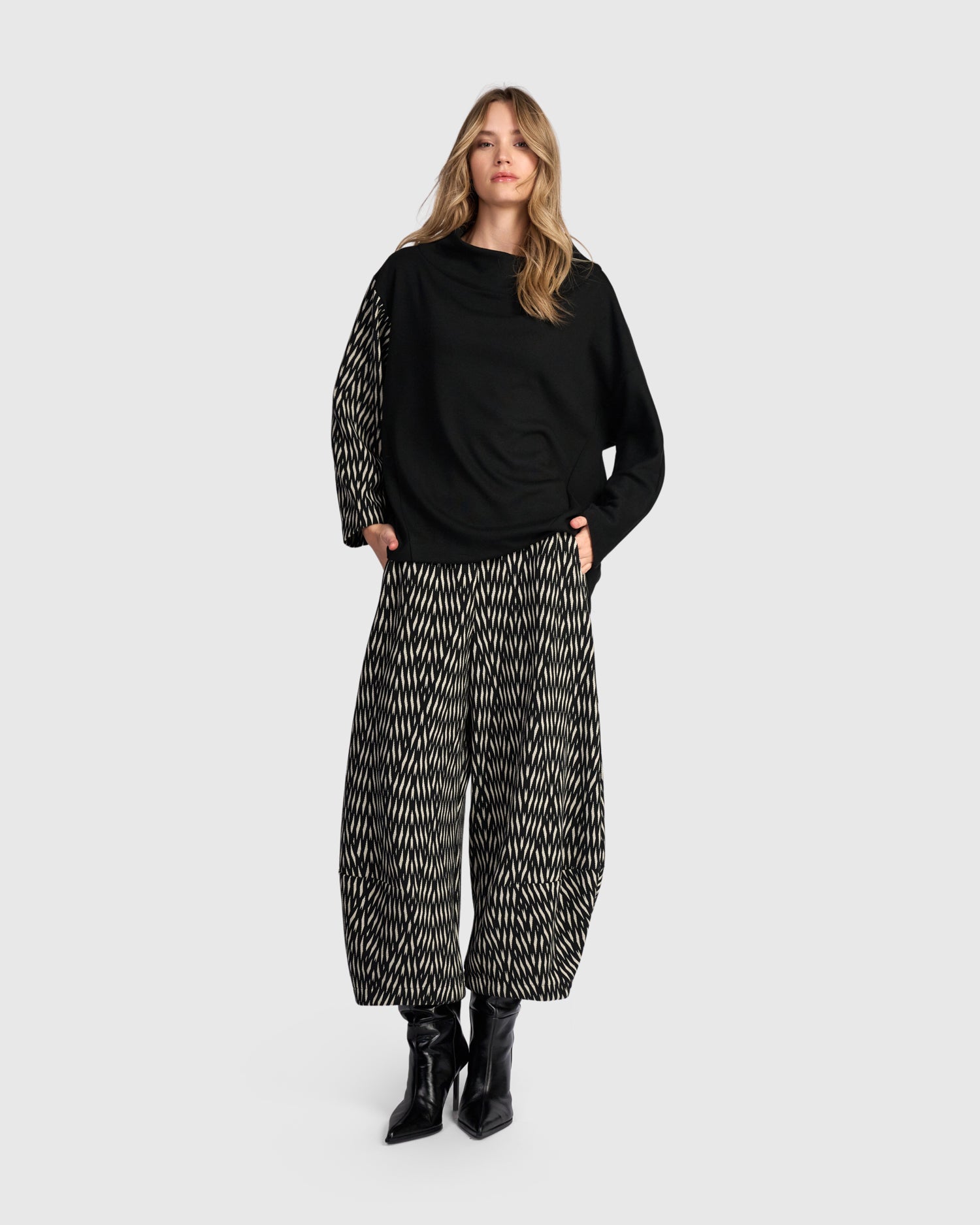 alembika-cadence-funnel-pullover-schwarz-zebra image 7