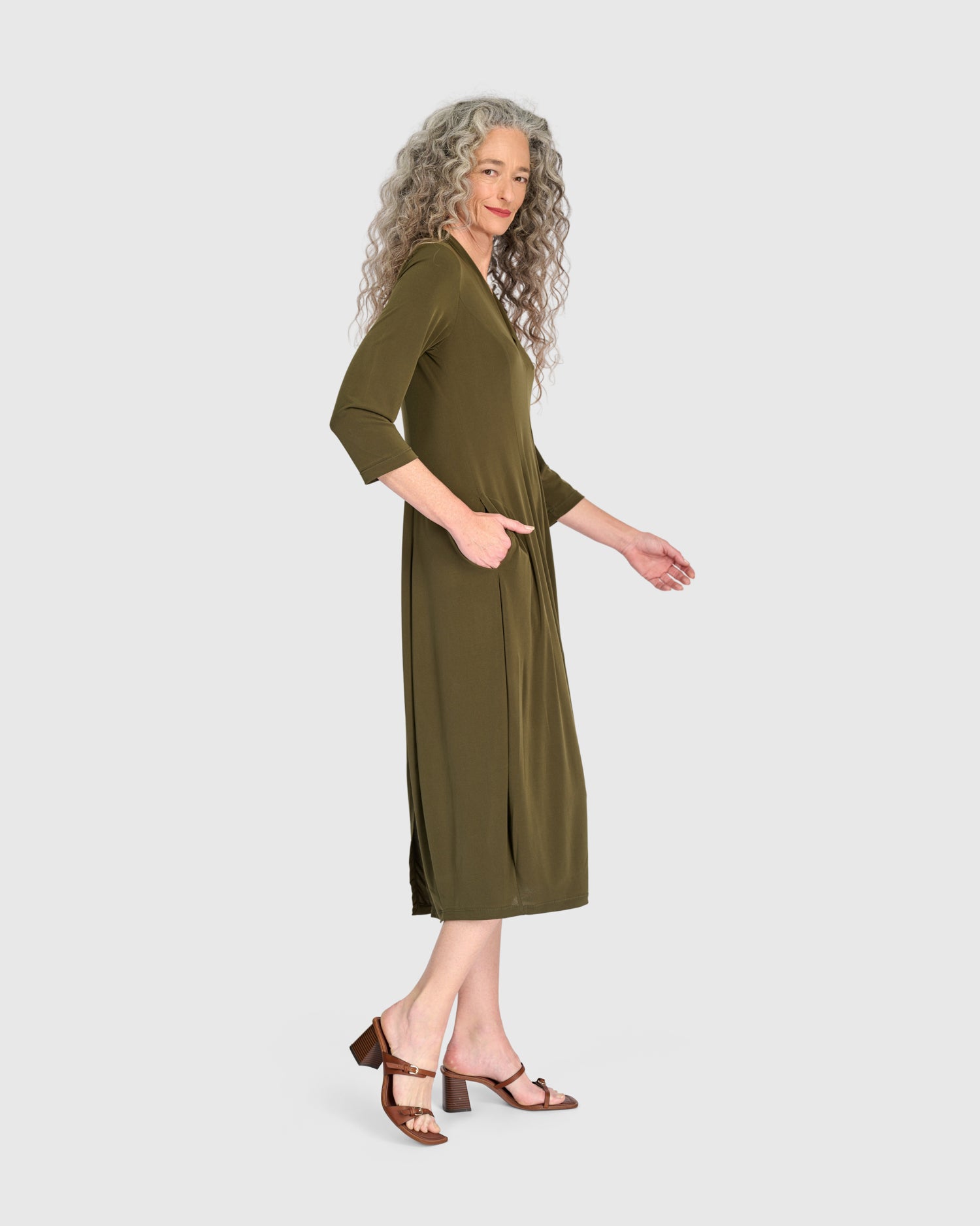 alembika-essential-slinky-cocoon-dress-khaki-kleid image 4