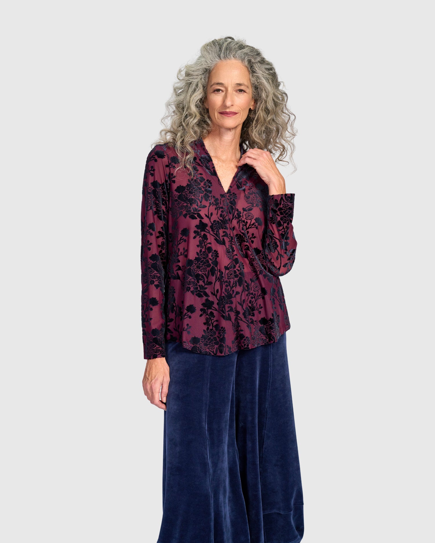 alembika-rosette-v-neck-top-wine-samt-langarmshirt image 4