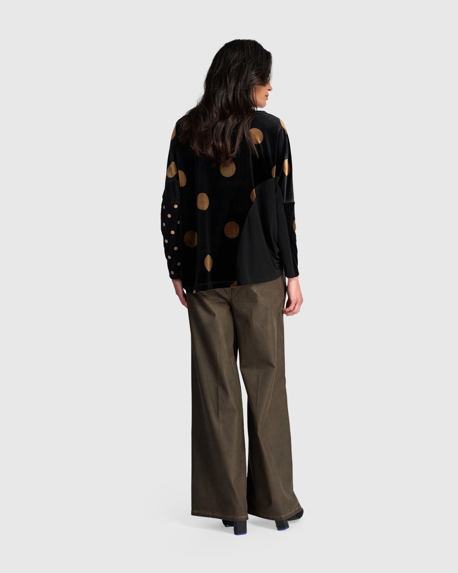 alembika-everyday-velvet-curve-top-black-gold-dot-samttop image 4