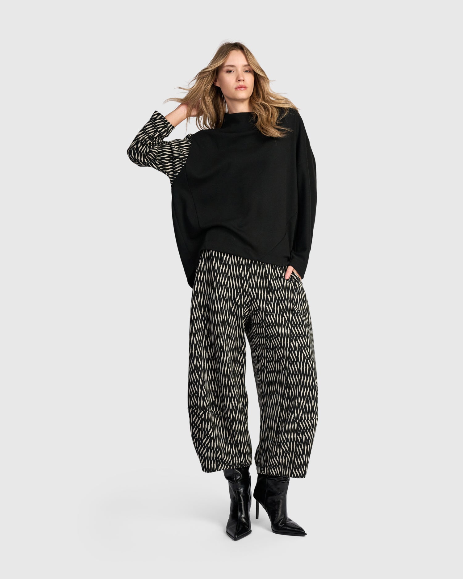 alembika-cadence-funnel-pullover-schwarz-zebra image 8