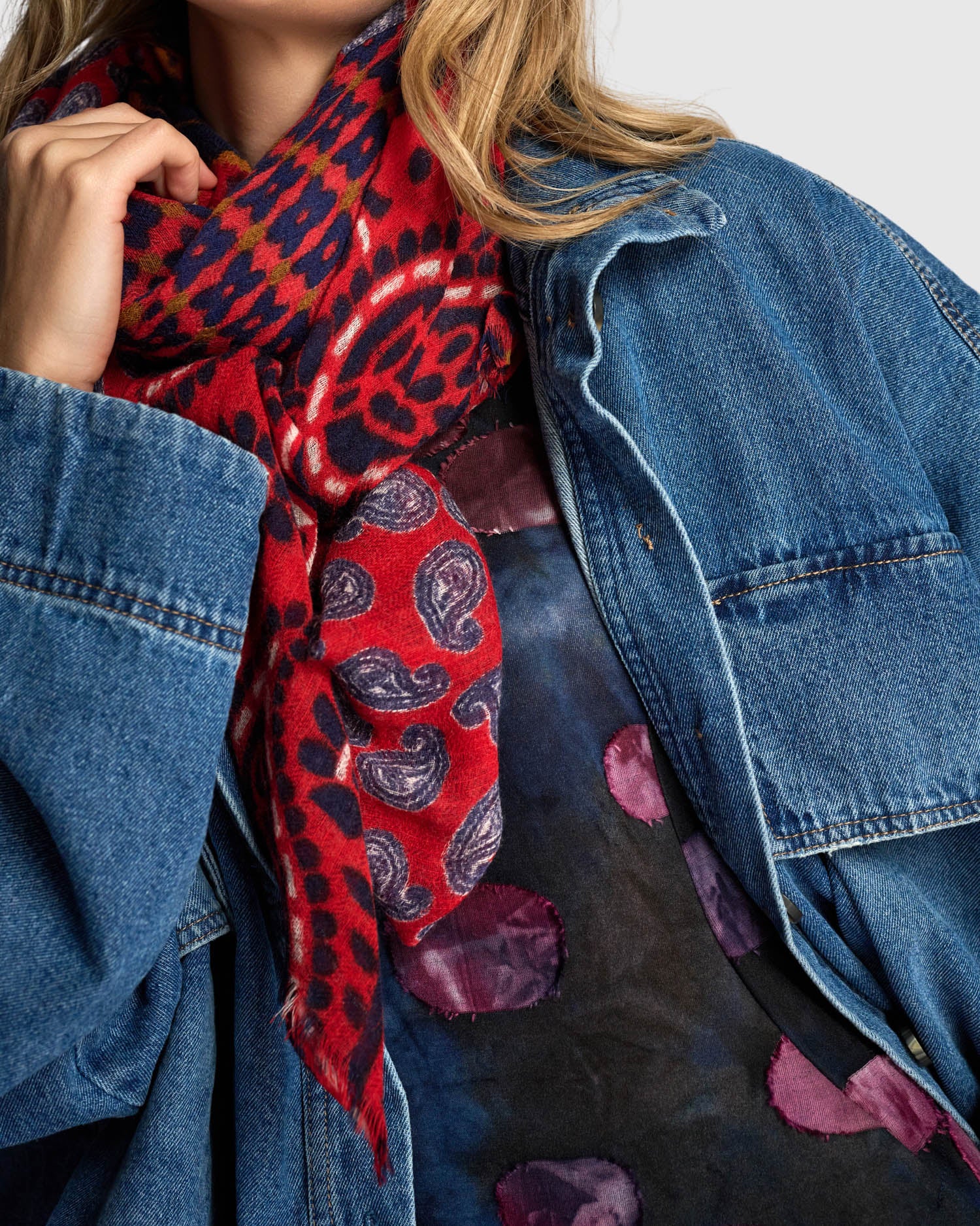 alembika-fairground-paisley-scarf-crimson-wollschal-178x142-cm image 3