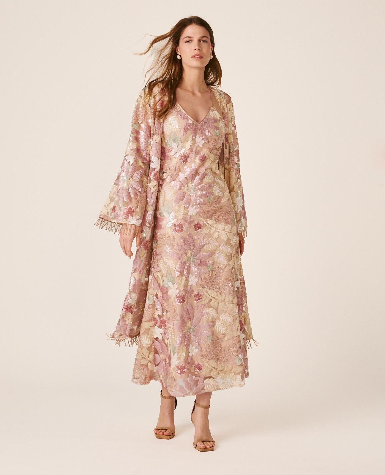 alma-en-pena-floral-caftan-pailletten-caftan-rosa-mit-blumendruck image 5
