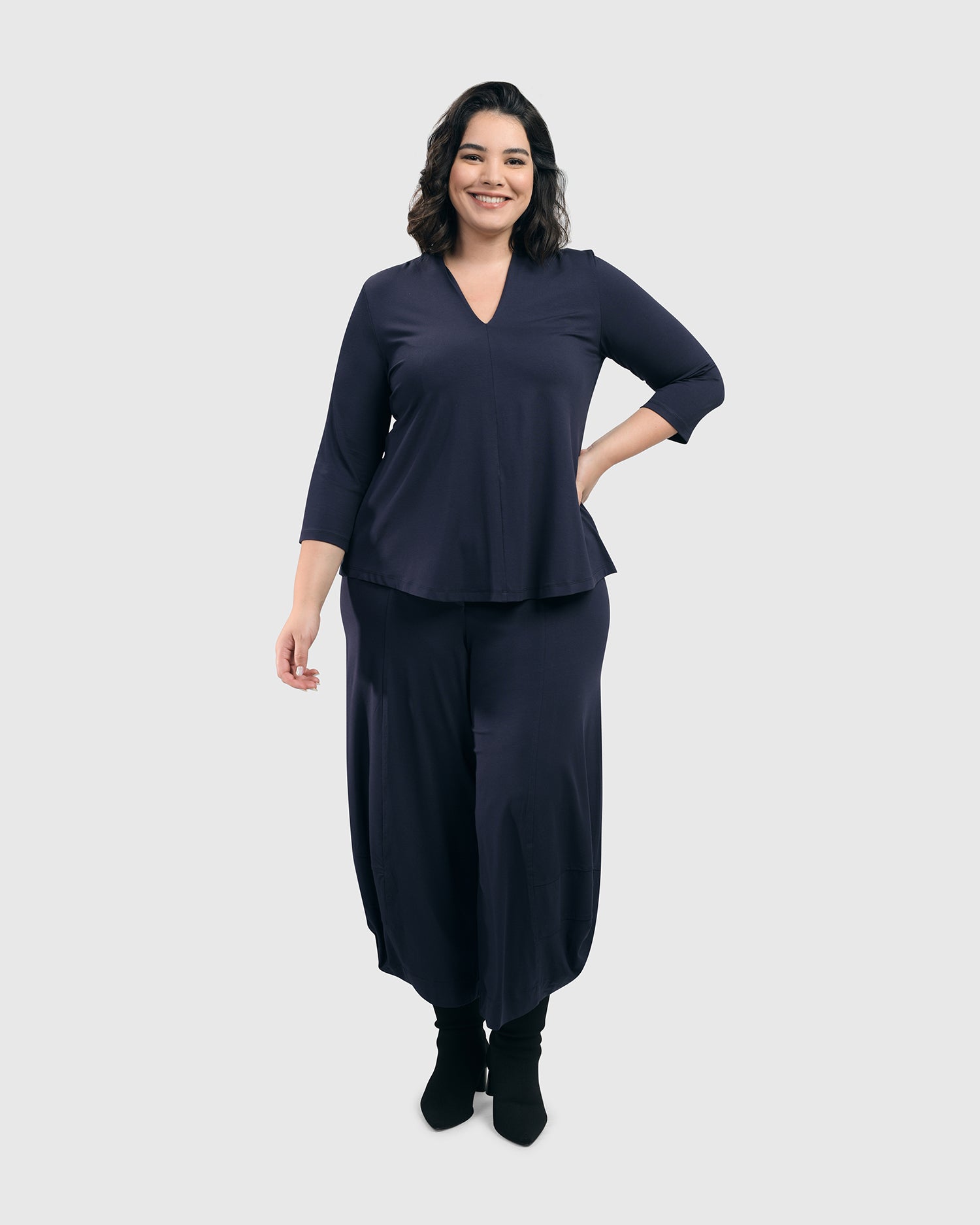 alembika-essential-v-neck-top-damen-navy image 3