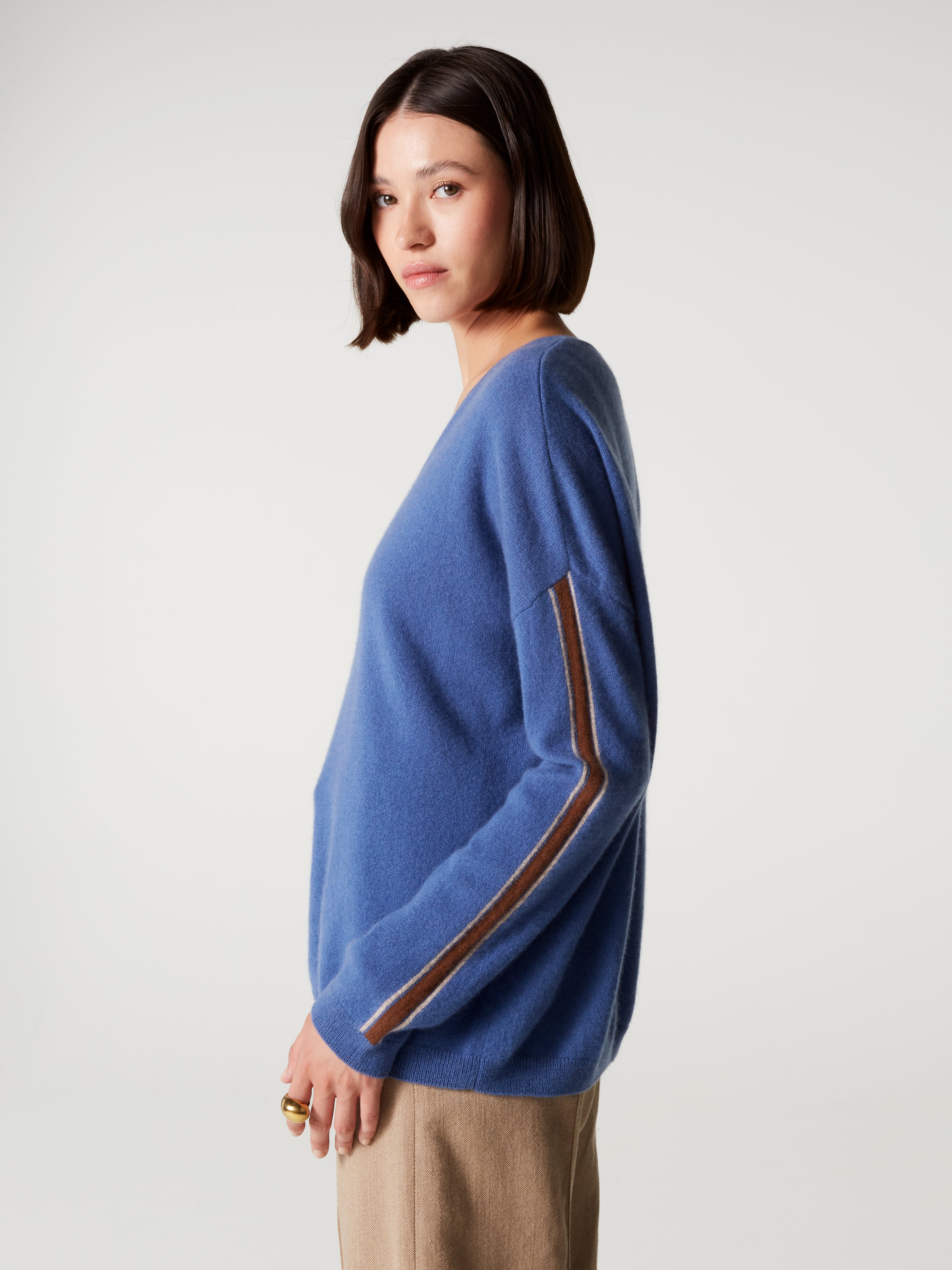 absolut-alexia-damen-pullover-kaschmir-v-ausschnitt-oversize-blau-beige image 3