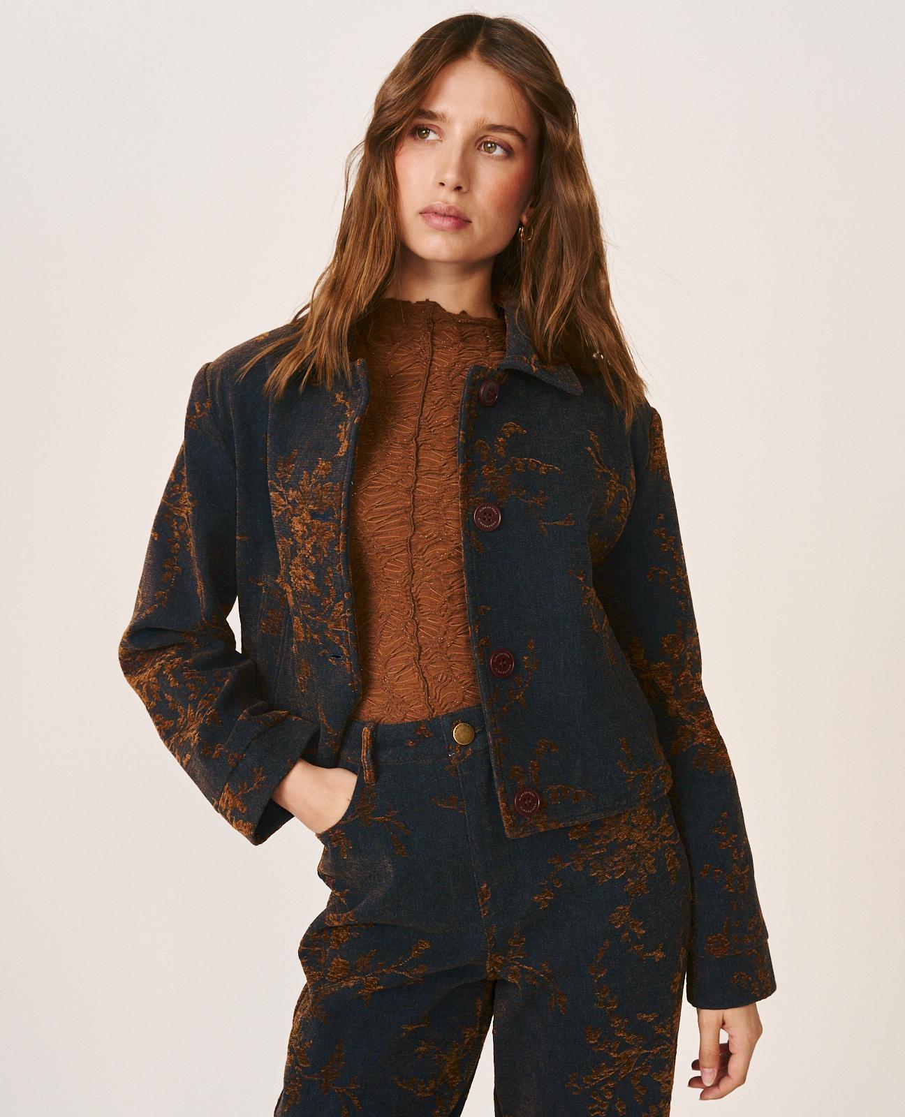 alma-en-pena-floral-denim-jacket-jeansjacke-mit-blumen-flockvelours-blau image 5