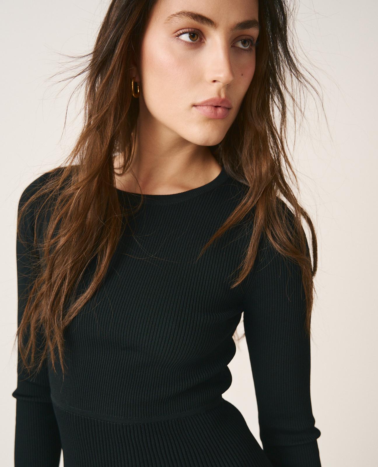 alma-en-pena-plisseekleid-lang-schwarz-mit-langarm image 5