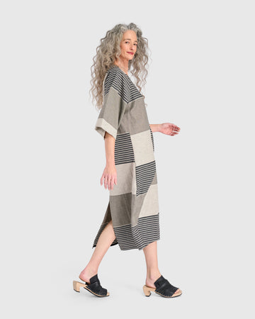 alembika-urban-unfurl-pocket-kleid-sand-stripes-relaxed image 2