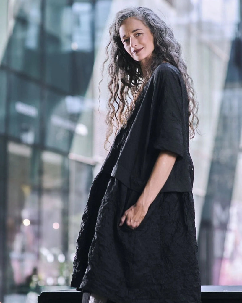 alembika-urban-haven-pinstripe-crinkle-kleid-charcoal image 1