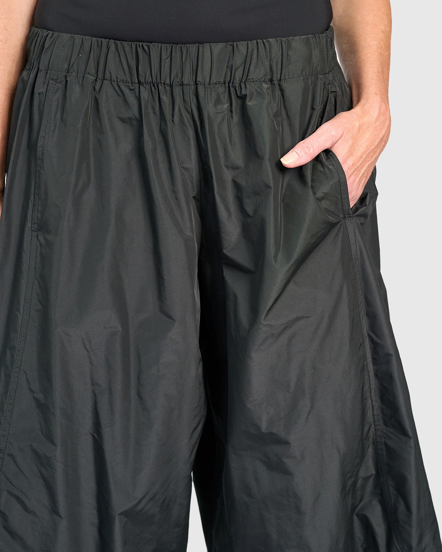 alembika-balloon-swish-pants-damen-schwarz-taffeta-ballonhose image 3