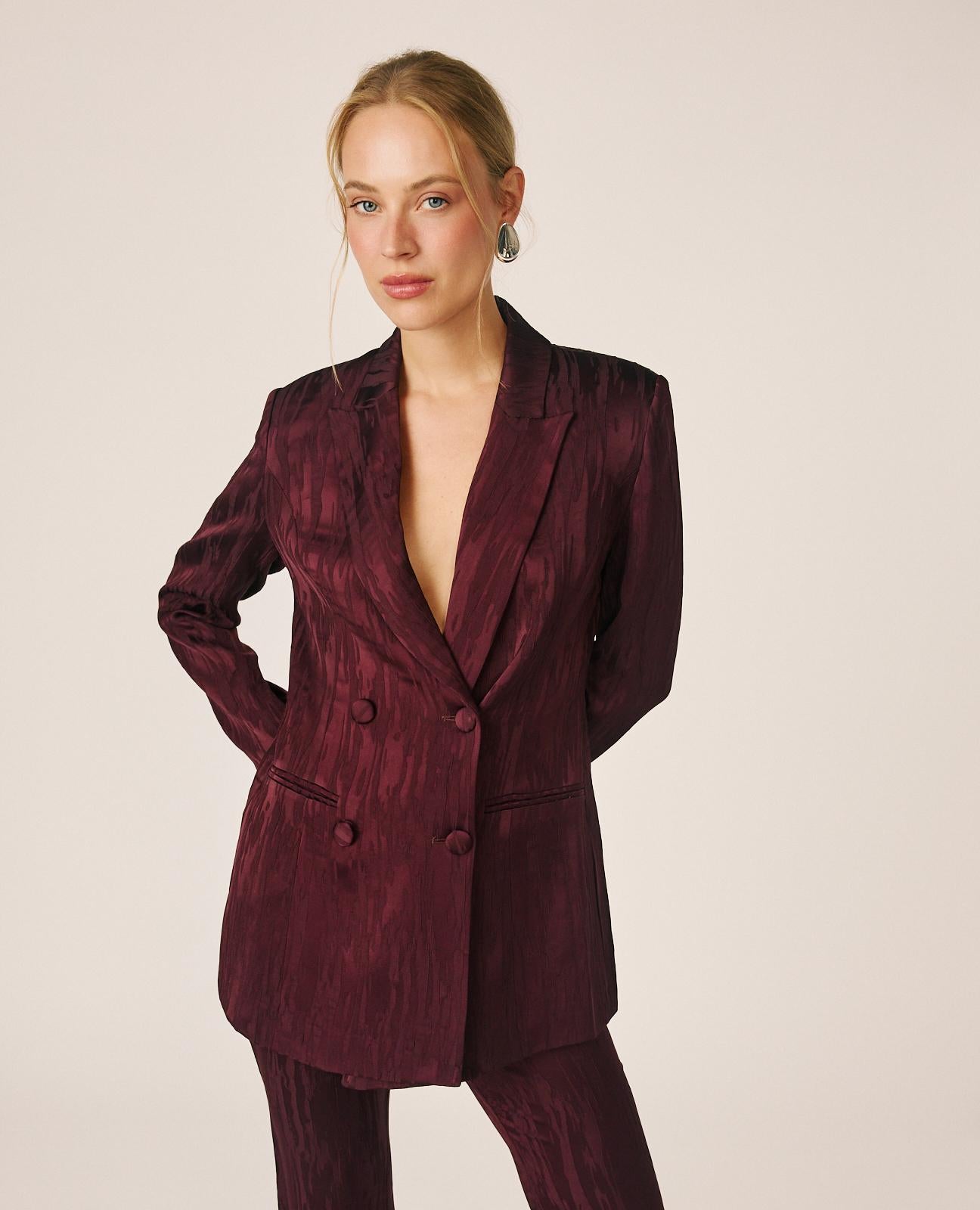 alma-en-pena-blazer-aus-satin-jacquard-bordeaux-zweireihig-wickel-optik image 4