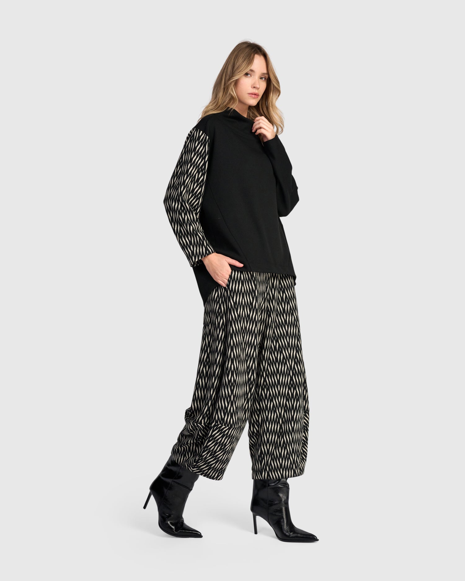 alembika-cadence-funnel-pullover-schwarz-zebra image 6