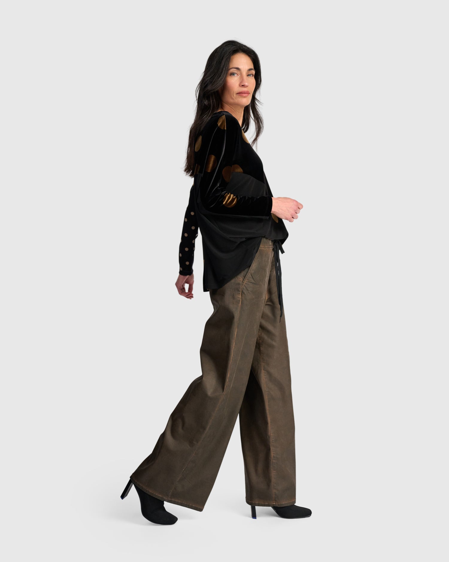 alembika-everyday-velvet-curve-top-black-gold-dot-samttop image 3