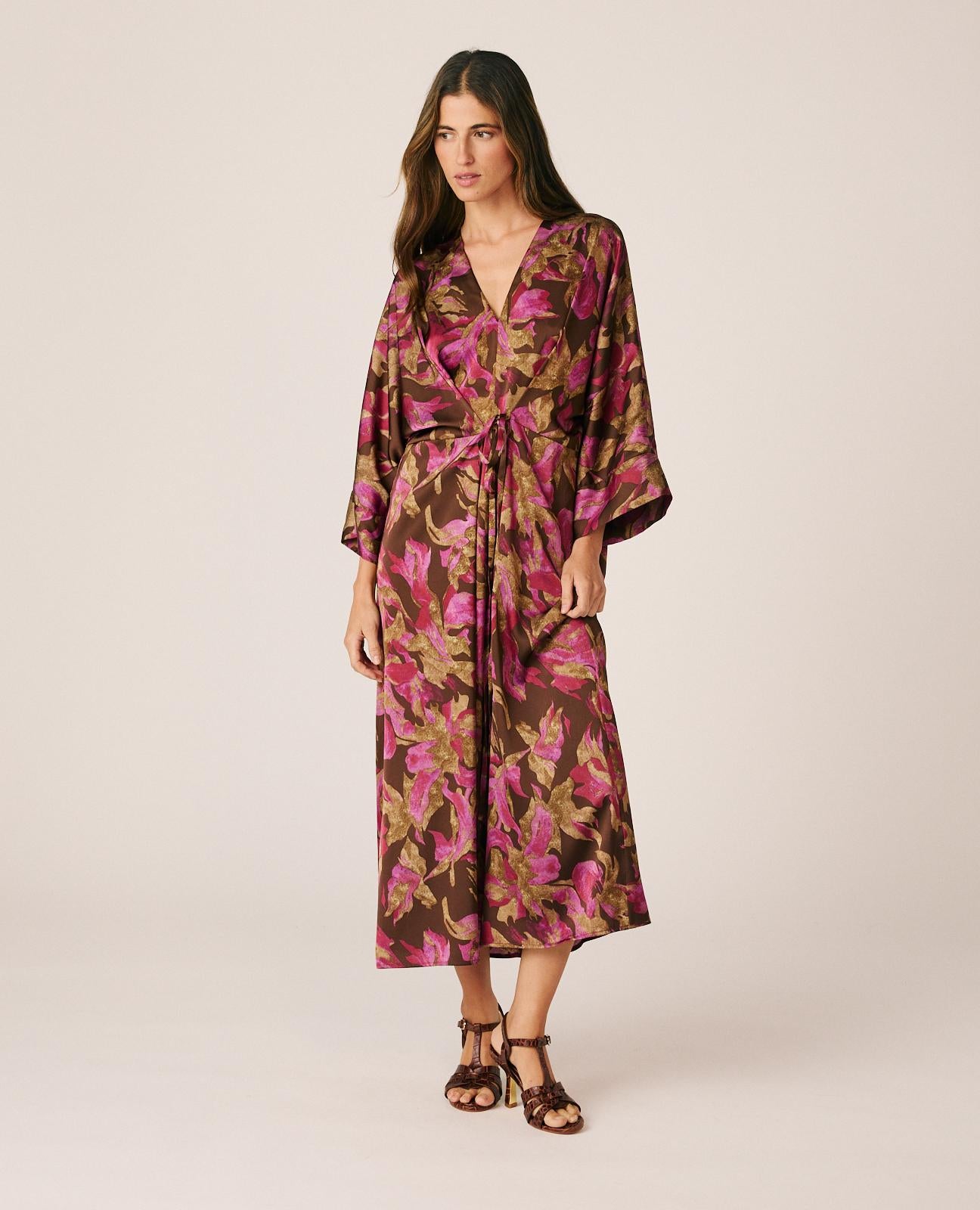 alma-en-pena-satin-midikleid-floral-rosa-kimono image 2