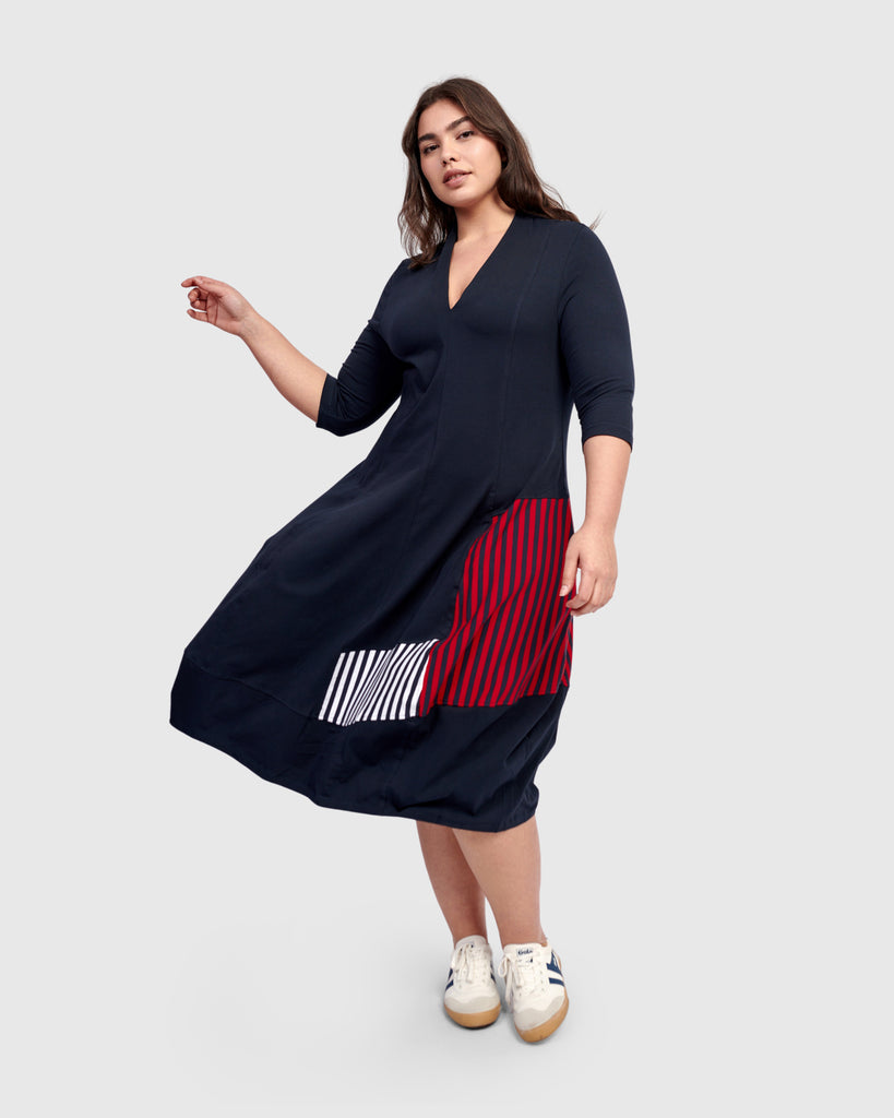 alembika-alyssa-cocoon-kleid-navy-midi-mit-taschen image 1