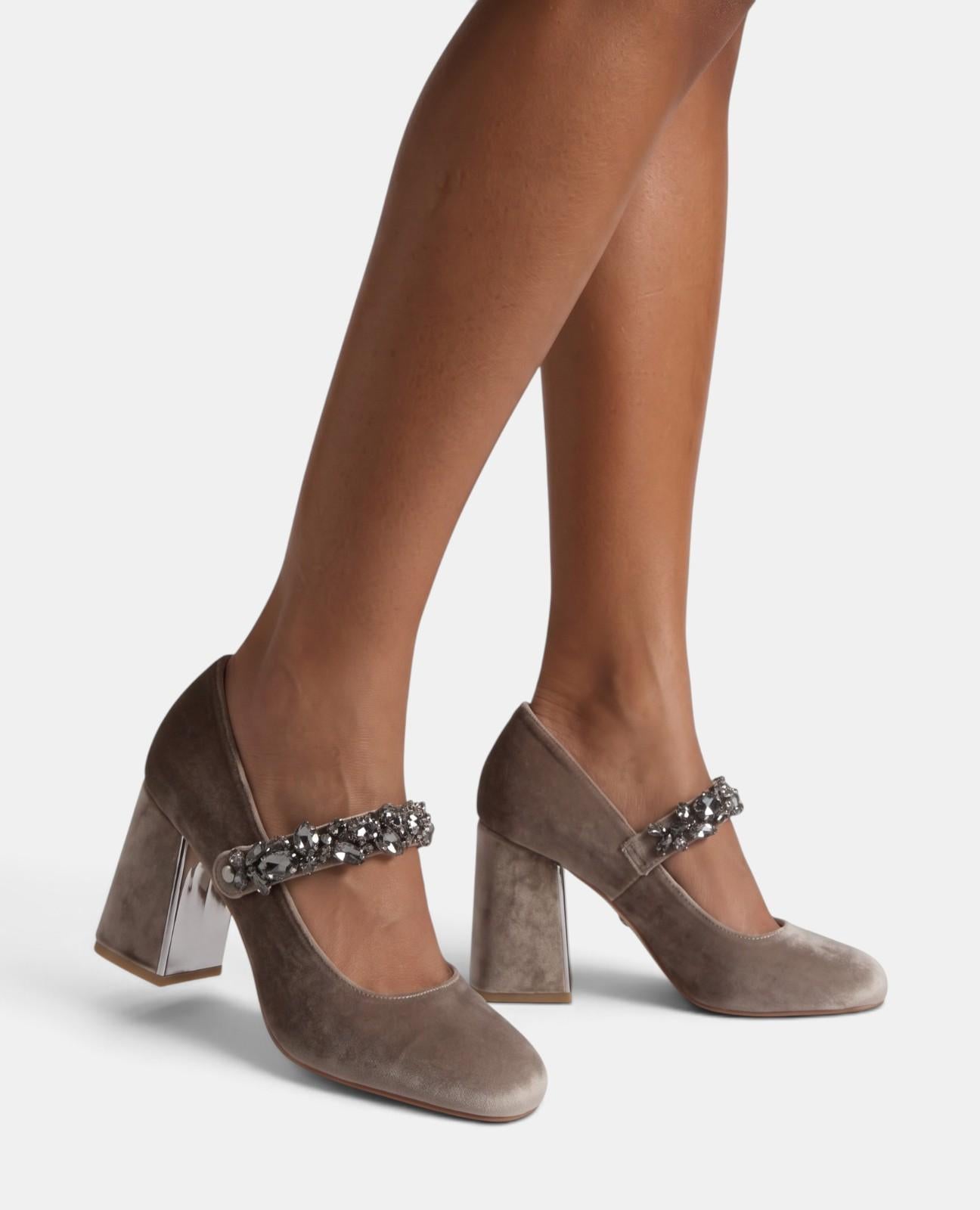 alma-en-pena-samt-spangen-pumps-vison-mit-strass-schnalle-7-cm image 5