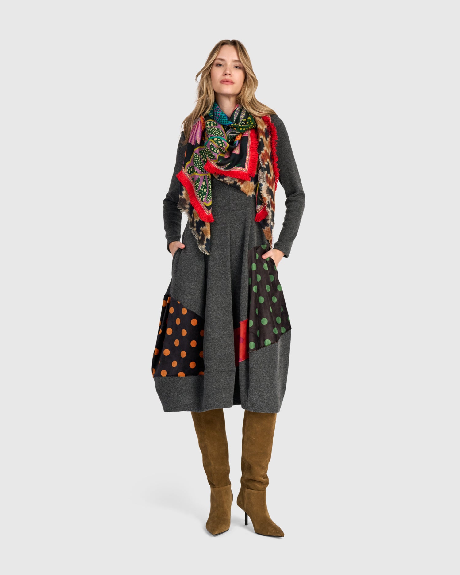 alembika-moxie-cocoon-kleid-carbon-dots image 7