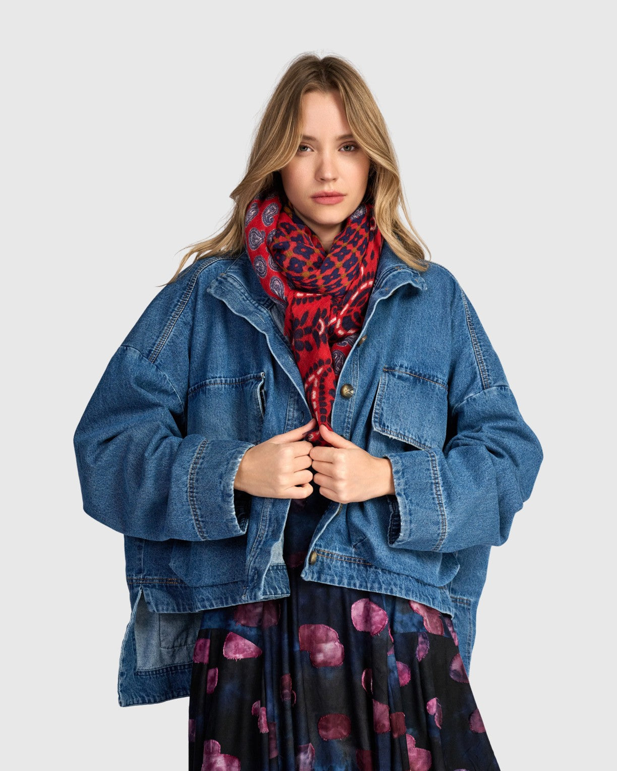 alembika-fairground-paisley-scarf-crimson-wollschal-178x142-cm image 4