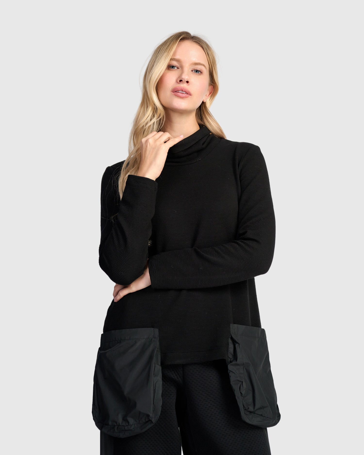 alembika-urban-ribbed-pockets-turtleneck-black-tunika image 7