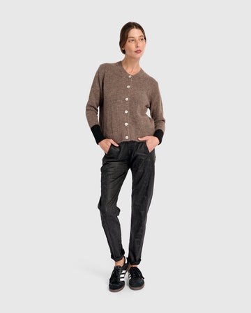 alembika-blackbird-cardigan-hazelnut-black-cropped-strickjacke image 3