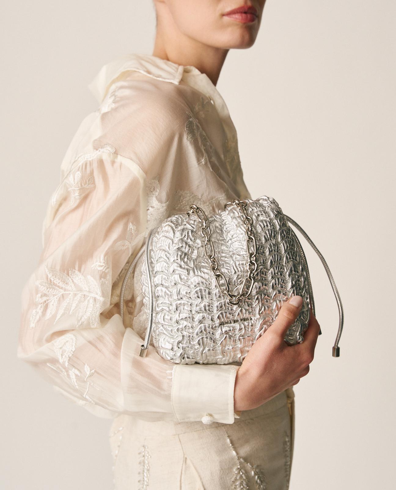 alma-en-pena-beuteltasche-silber-aus-leder-mit-metallkette-zum-umh-ngen image 2
