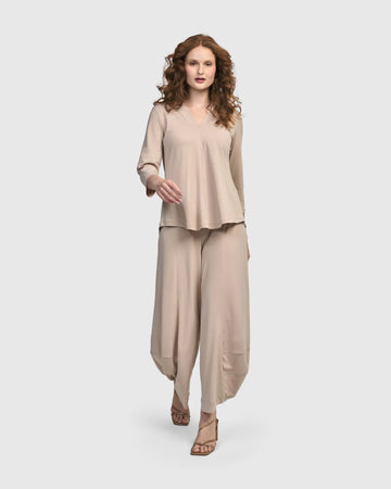 alembika-essential-v-neck-top-champagne-figurumspielendes-basis-shirt image 4