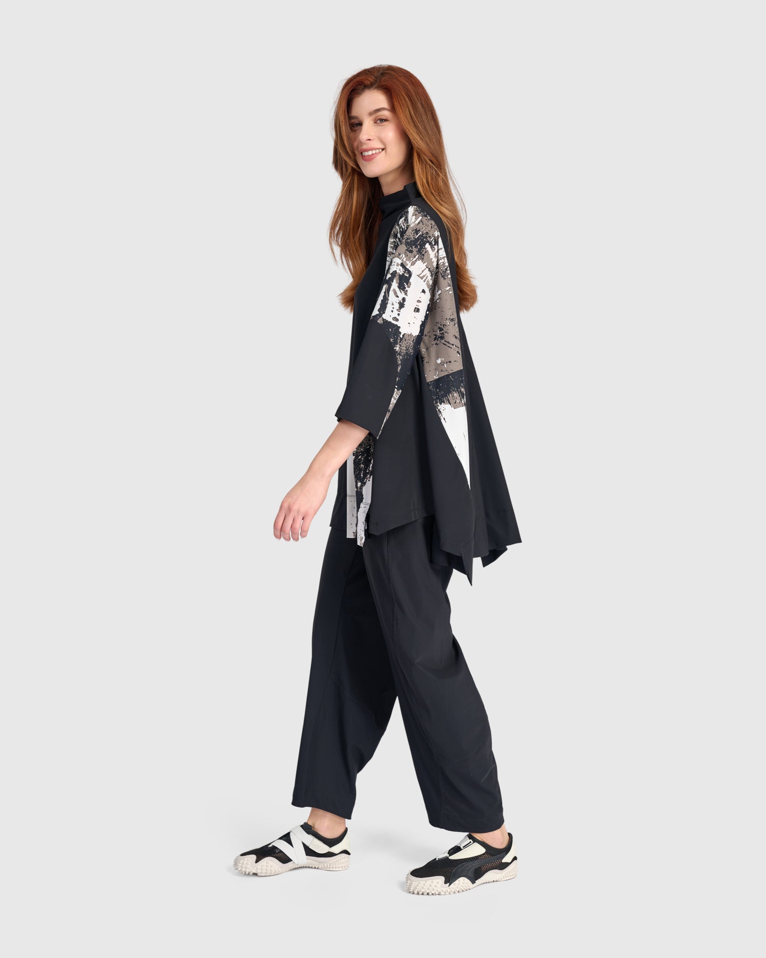 alembika-tekbika-oversized-trapeze-top-tunika-black-graphic image 6