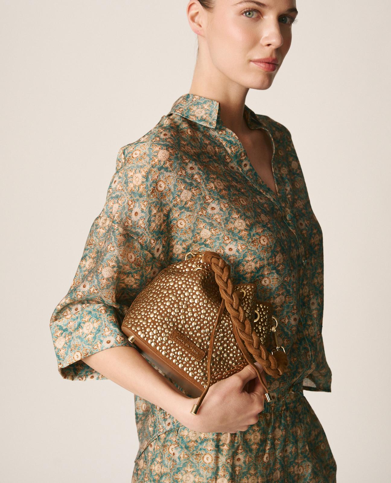 alma-en-pena-metallic-studs-candy-bag-caramelo-clutch image 2