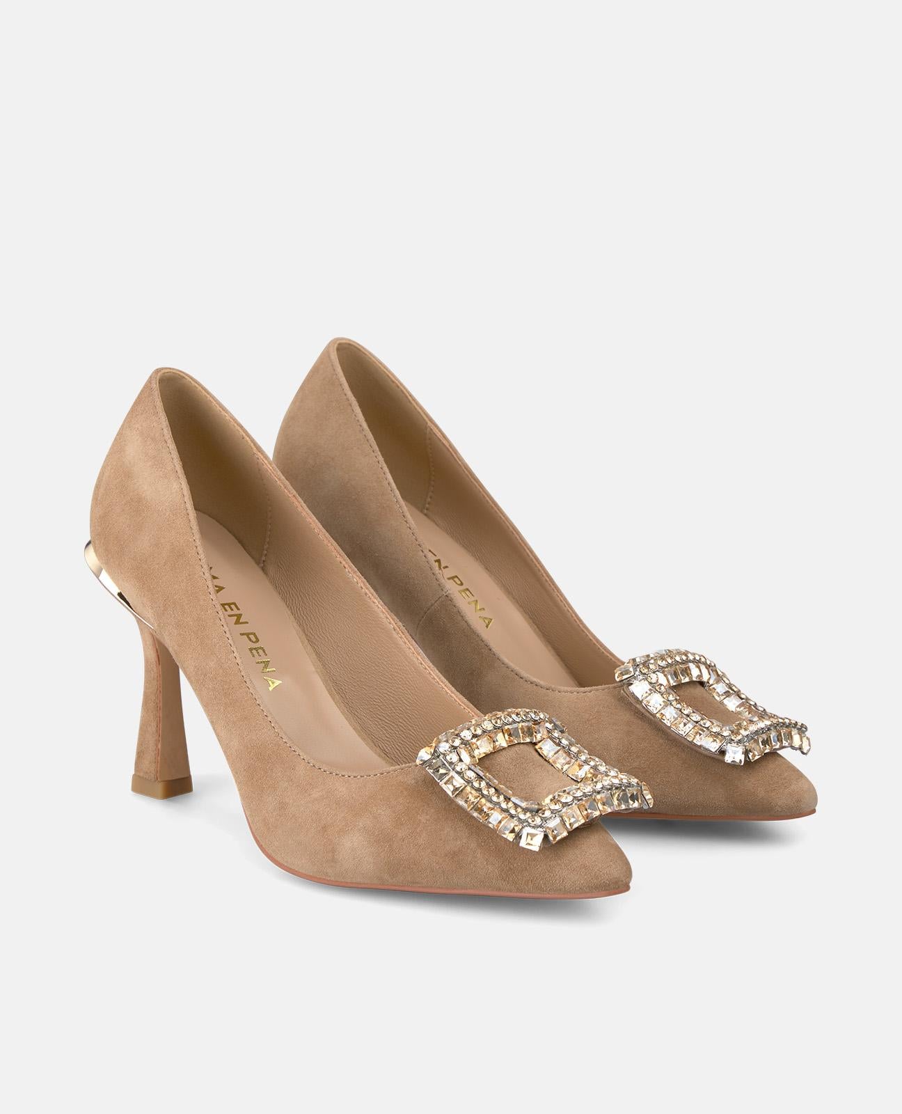 alma-en-pena-high-heel-brooch-shoe-pumps-camel-spitz-mit-broschen-spange-9-cm image 2