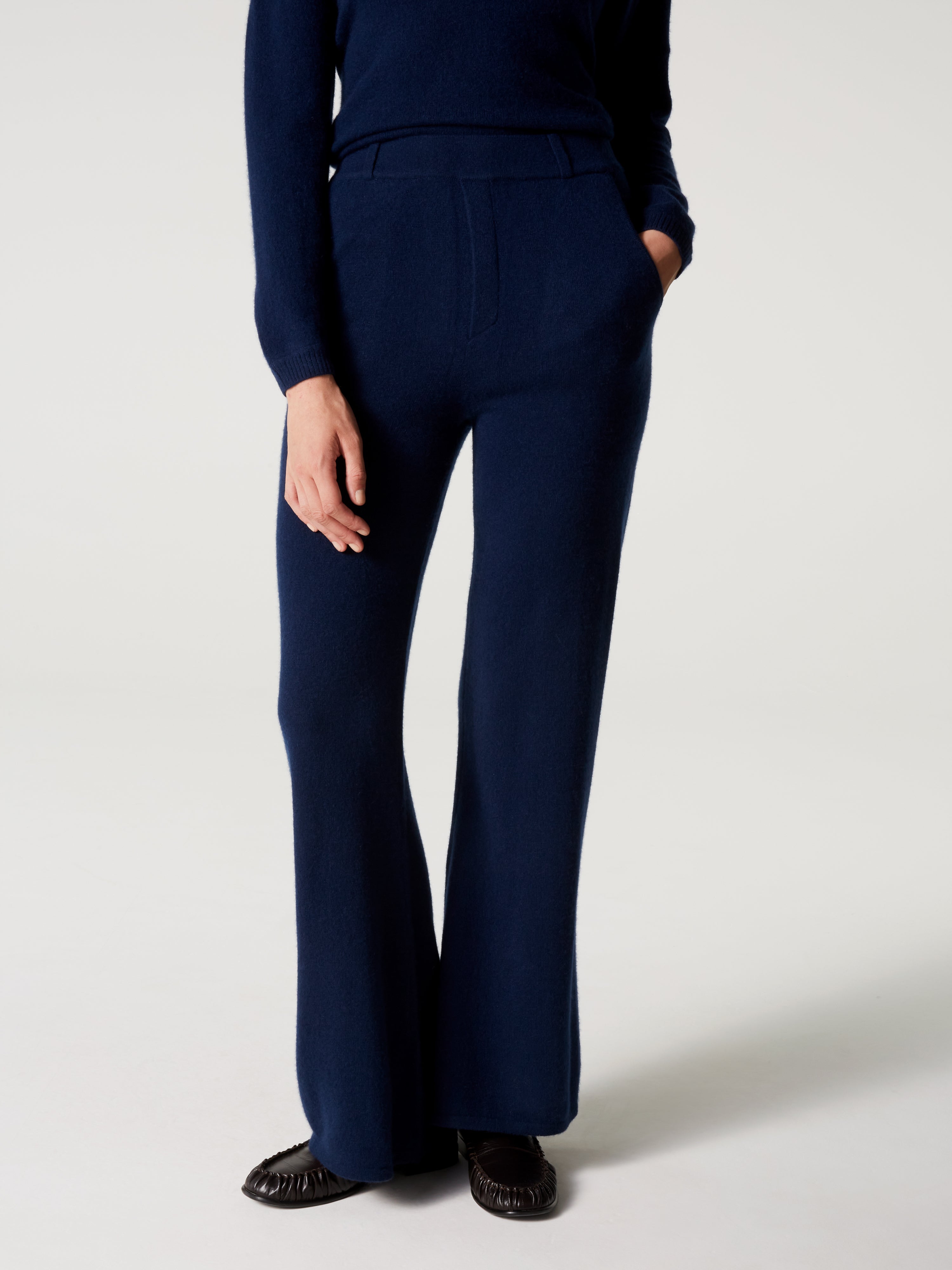 absolut-pantalon-anneli-damen-kaschmirhose-navy-ausgestellt image 1