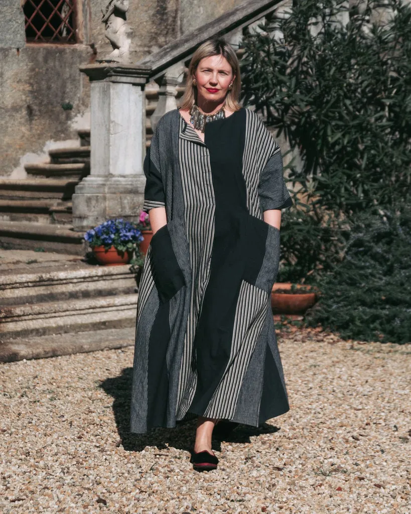alembika-urban-daybreak-oversized-maxikleid-slate-stripes image 1