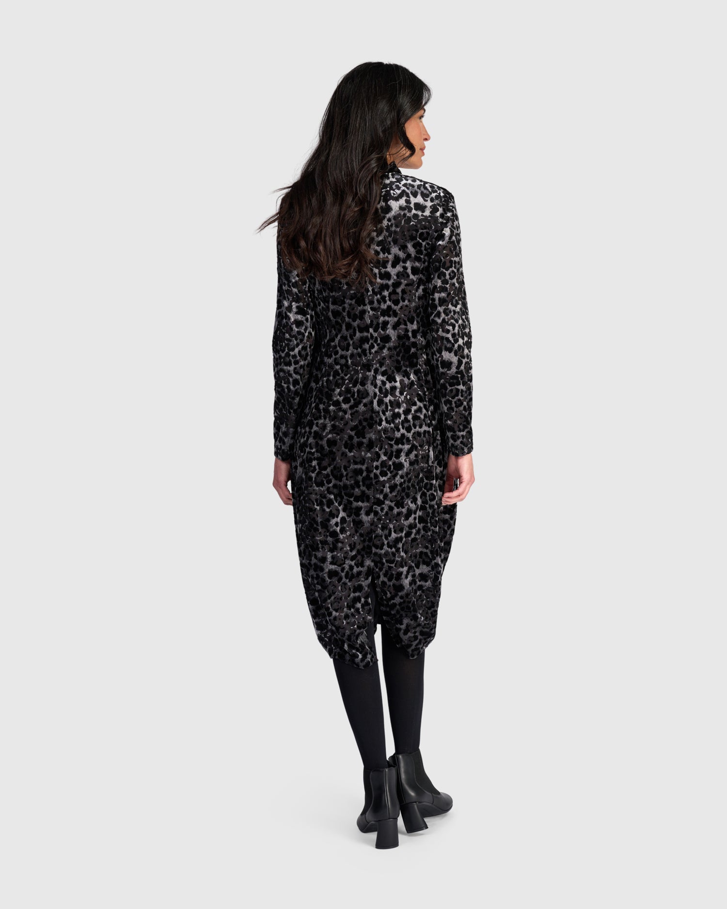 alembika-luminary-cocoon-kleid-pewter-leopard image 5