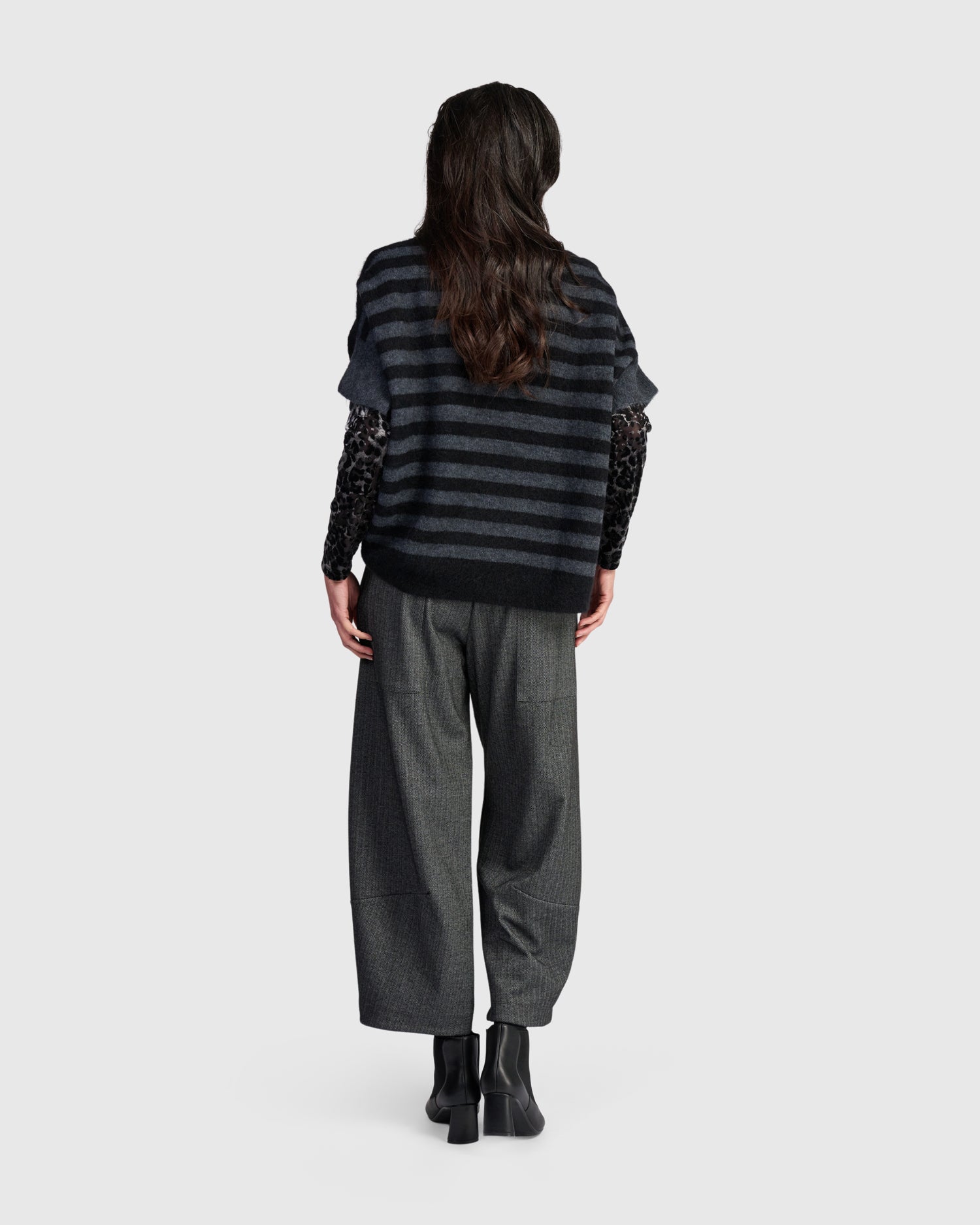 alembika-shrouded-sweater-damen-pullover-black-graphite image 6
