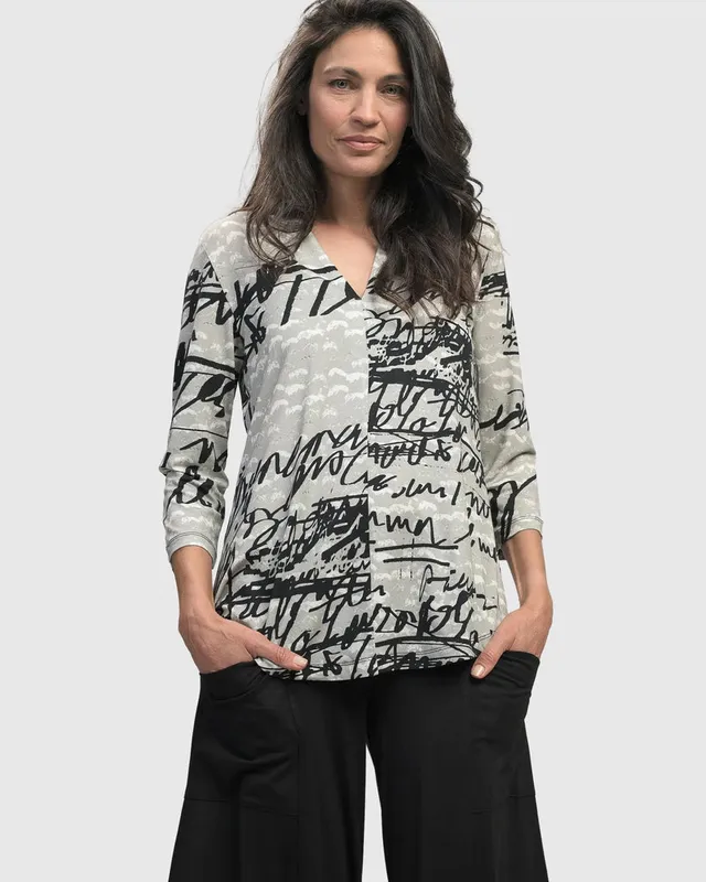alembika-flirty-signature-v-neck-top-damen-script-muster image 1