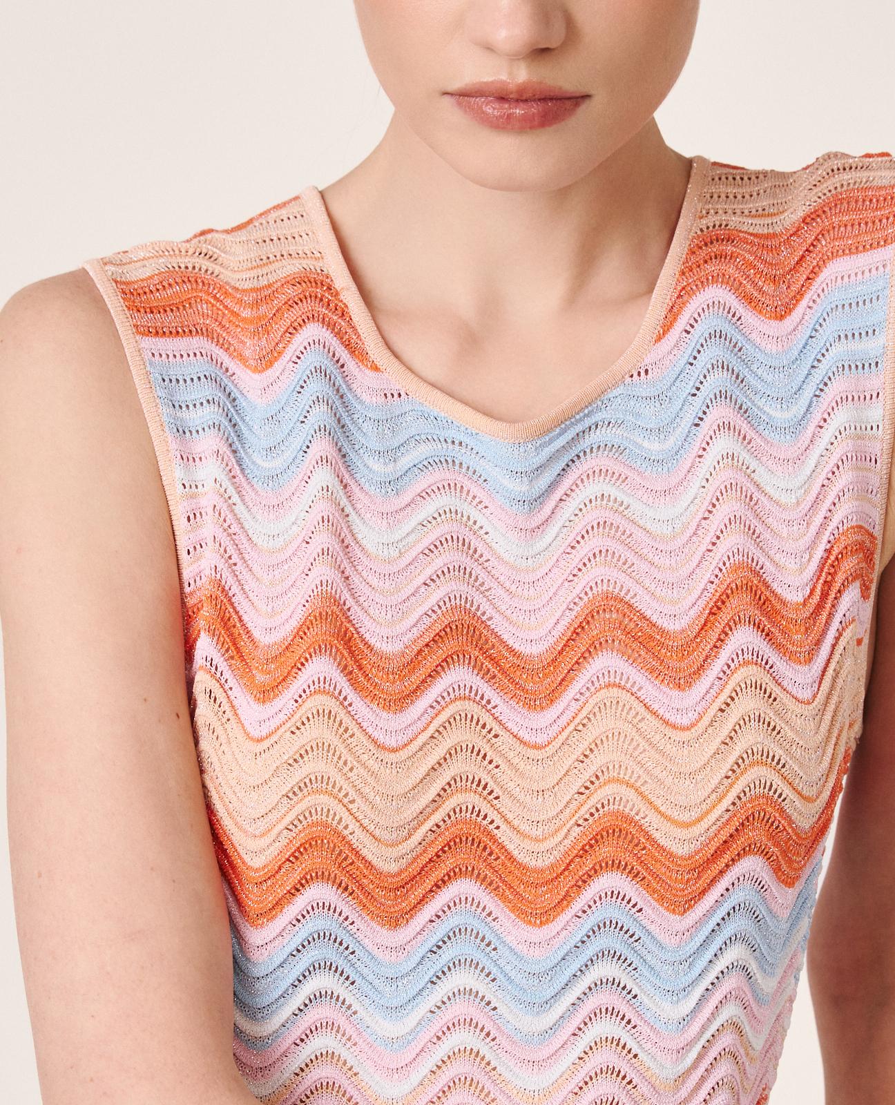 alma-en-pena-alfa-63265-langes-strickkleid-rmellos-mit-geometrie-print image 6