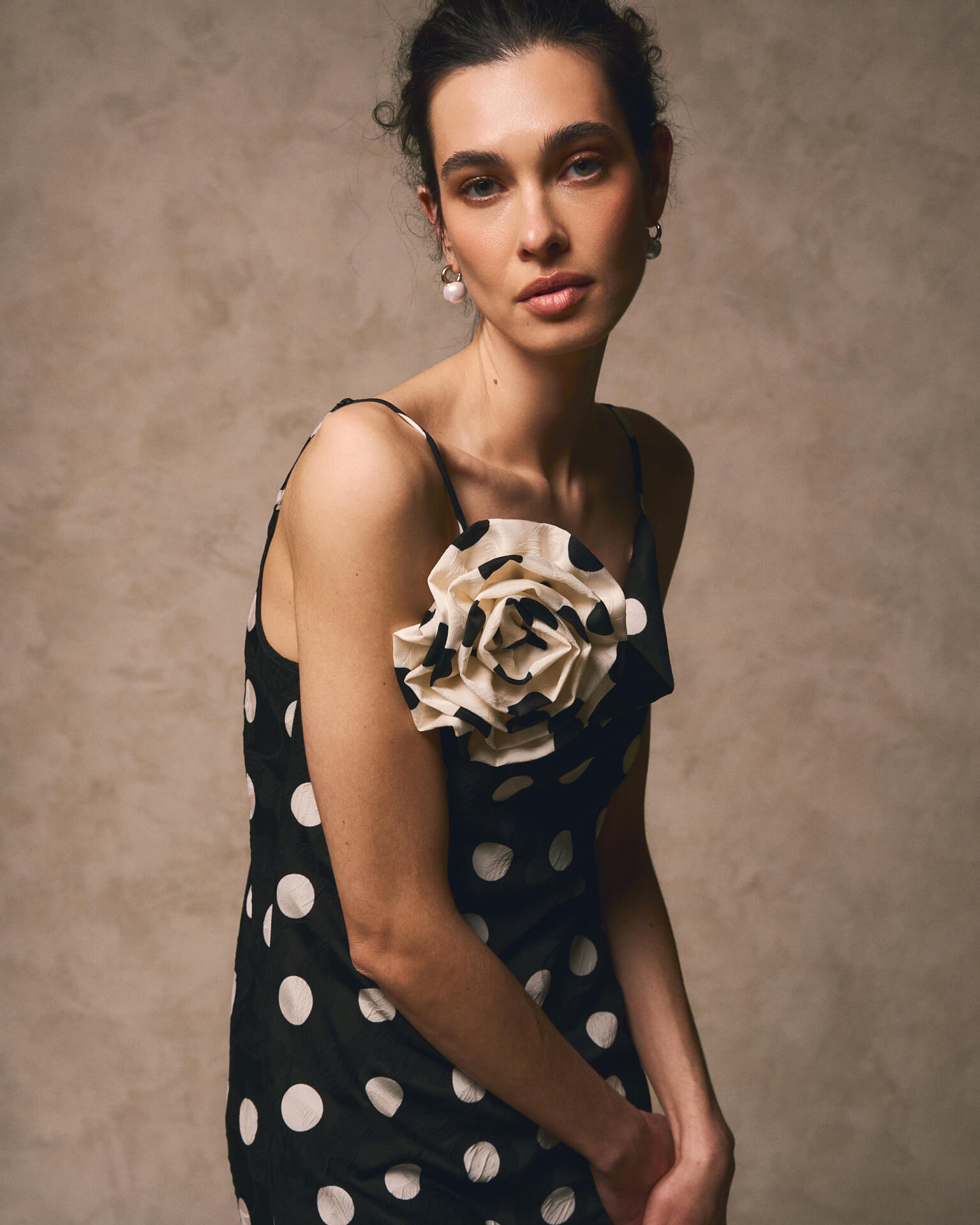 alma-en-pena-polka-dot-dress-schwarz-midi-satinkleid-rmellos image 1