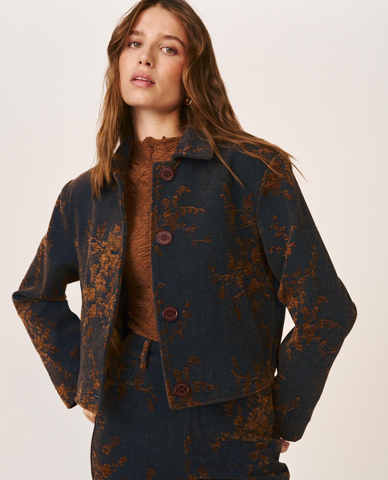 alma-en-pena-floral-denim-jacket-jeansjacke-mit-blumen-flockvelours-blau image 6