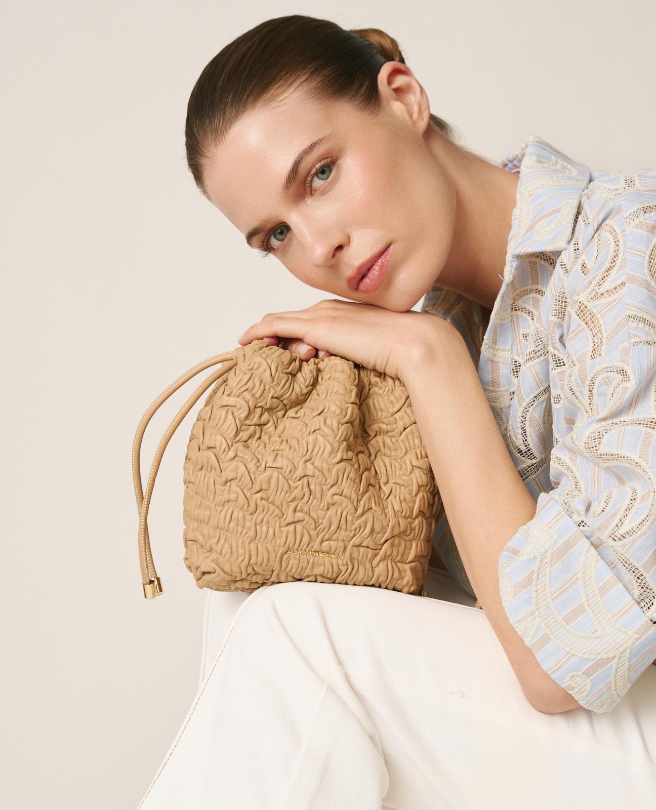alma-en-pena-beuteltasche-leder-sand-mit-kettenriemen image 5