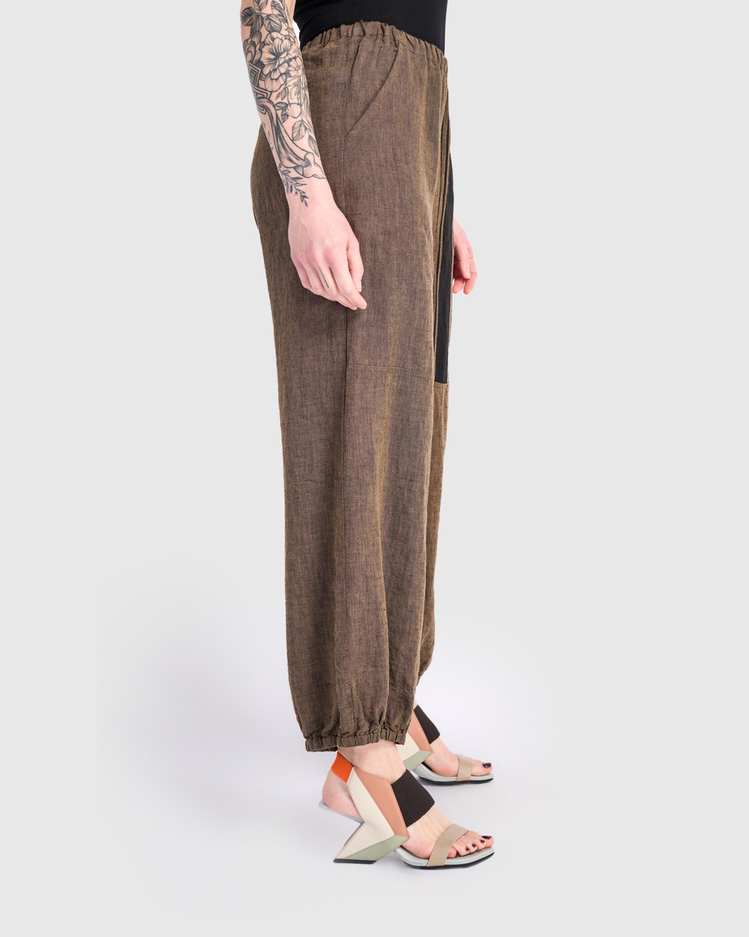 alembika-linen-lantern-pants-damen-leinenhose-sepia image 4
