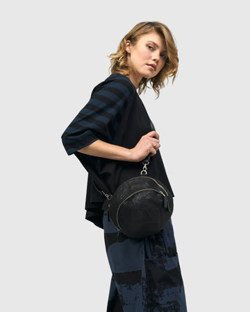 alembika-circle-canteen-bag-runde-ledertasche-schwarz image 3